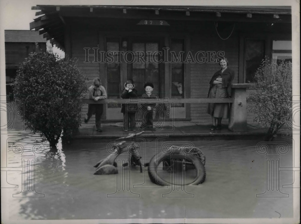 1938 Los Angeles, Calif, Mrs WK Alsh & sons watch floodwaters rise - Historic Images