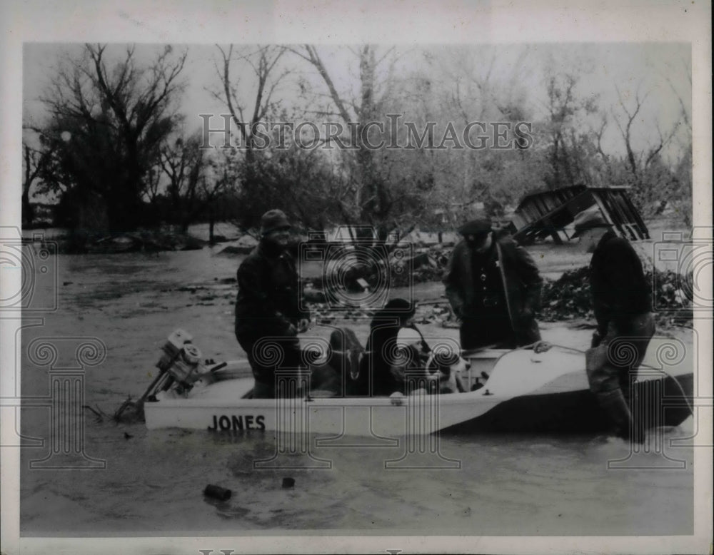 1937 Press Photo Marusville flooding victims rescued by Hugh Jones - Historic Images