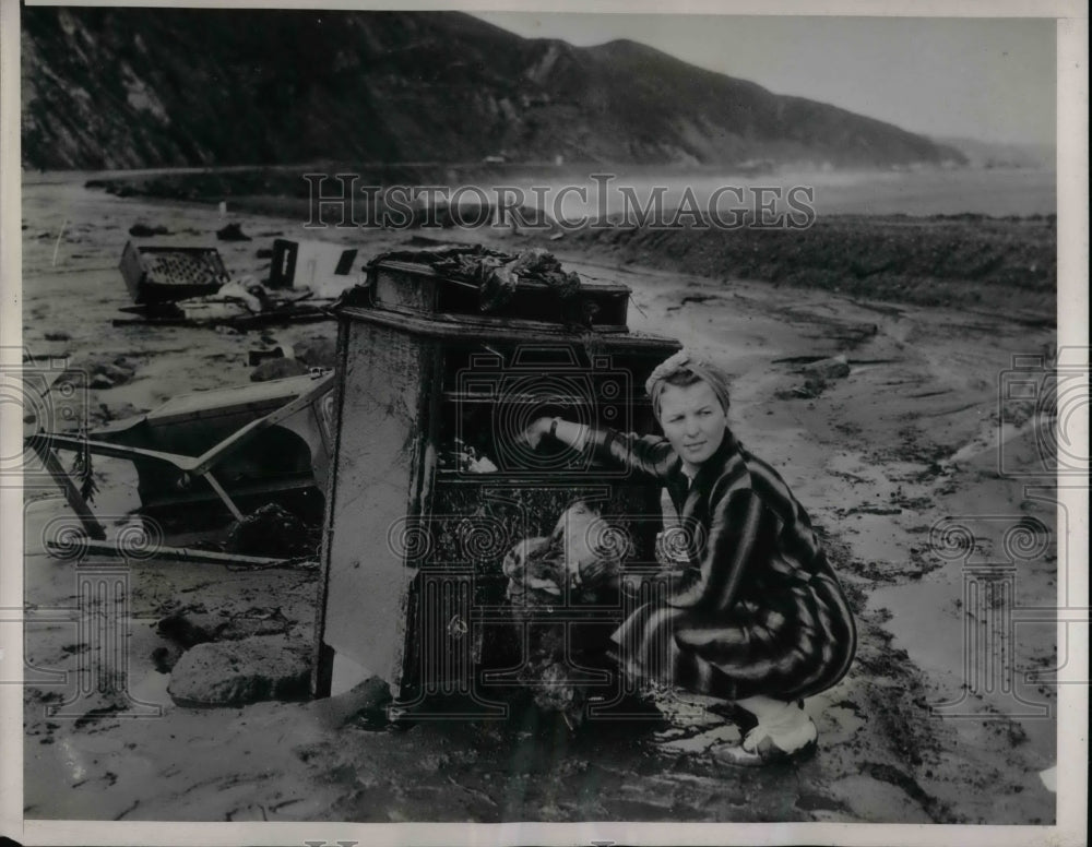 1938 Jerry MacLavhlon salvages furniture after Calif. flooding - Historic Images