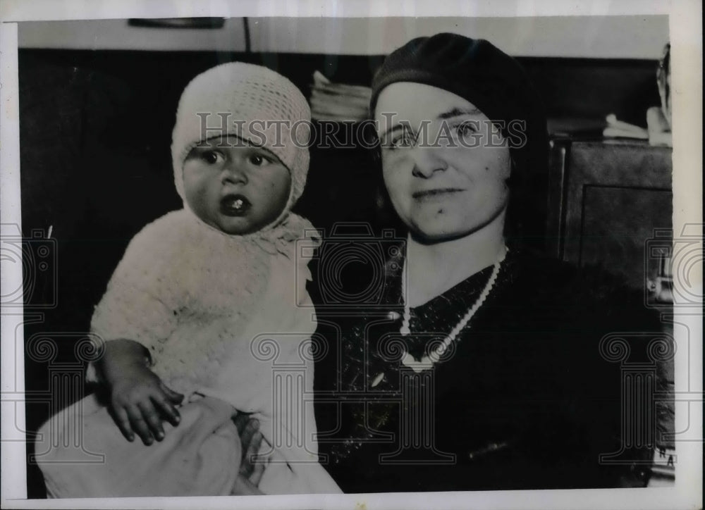 1935 Mrs Eunice Jones &amp; baby whos sister was murdered  - Historic Images