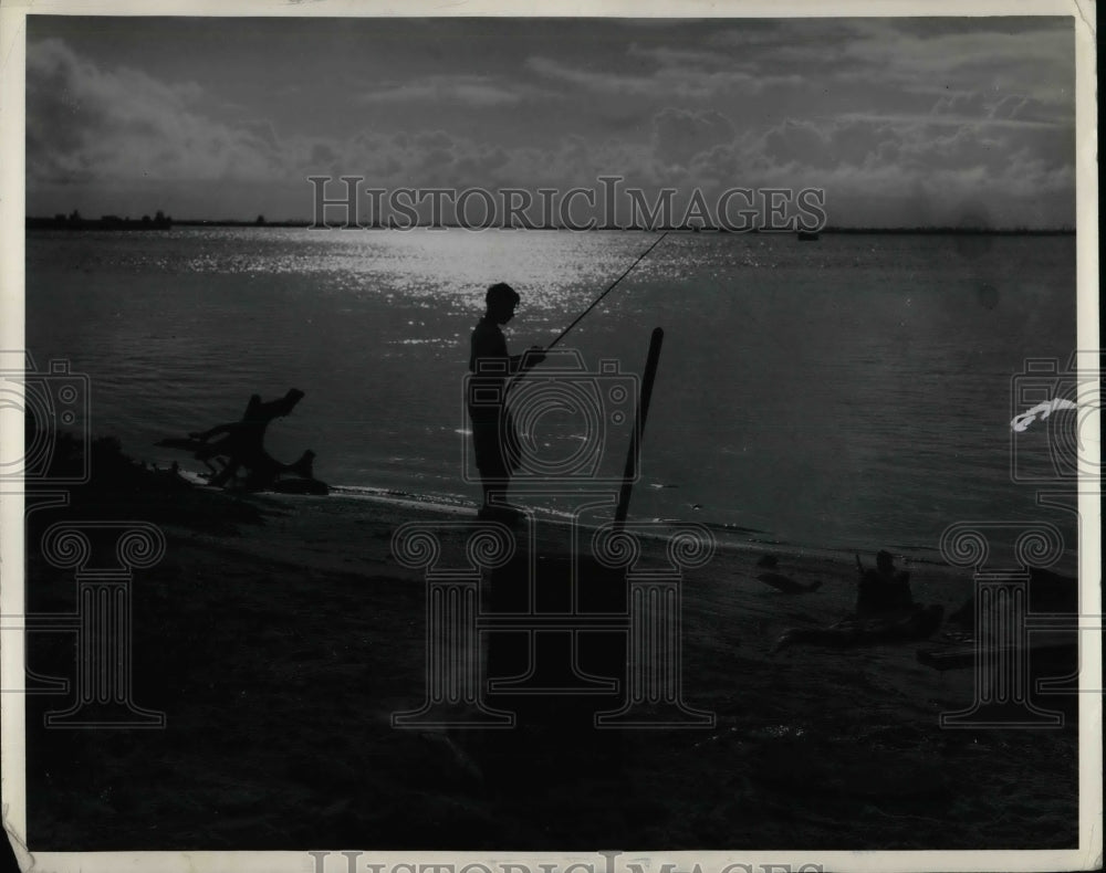 1937 Press Photo Miami Beach Isaak Walton Fishermen Boat - nea65394 - Historic Images