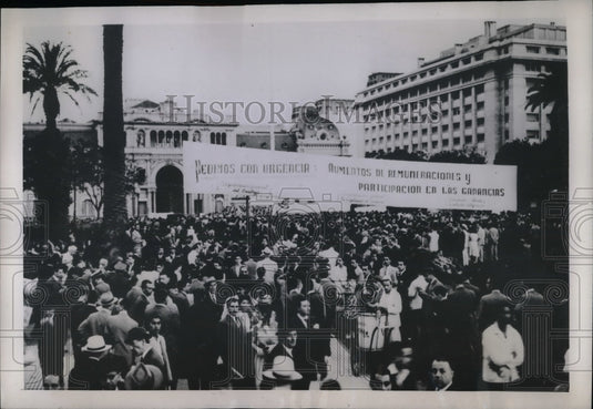 1945 Press Photo Peron Supporters Gather In Front Of Government House-Historic Images