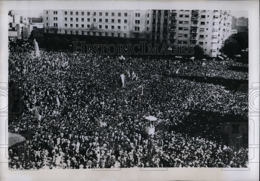 1945 Press Photo Crowd Fills Plaza Del Congreso In Buenos Aires - nea65414-Historic Images
