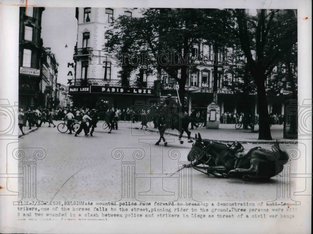 1950 Press Photo Mounted police race forward to breakup a demonstration in Liege - Historic Images