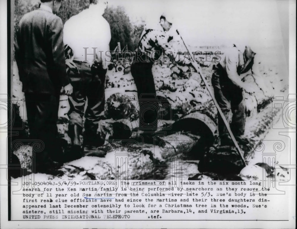 1959 Searchers removed body of Sue Martin from Columbia River - Historic Images