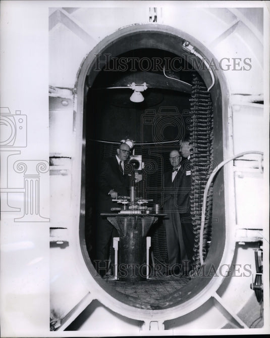 1961 Press Photo M J Rathbone and Eger Murphree get briefing from C Lynd Knapp - Historic Images