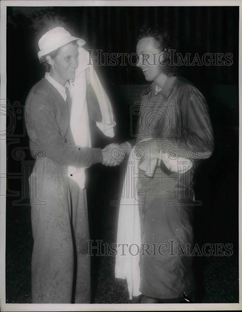 1939 Press Photo Dorothy Kirby Congratulates Betty Jameson, Golfers - nea65527 - Historic Images