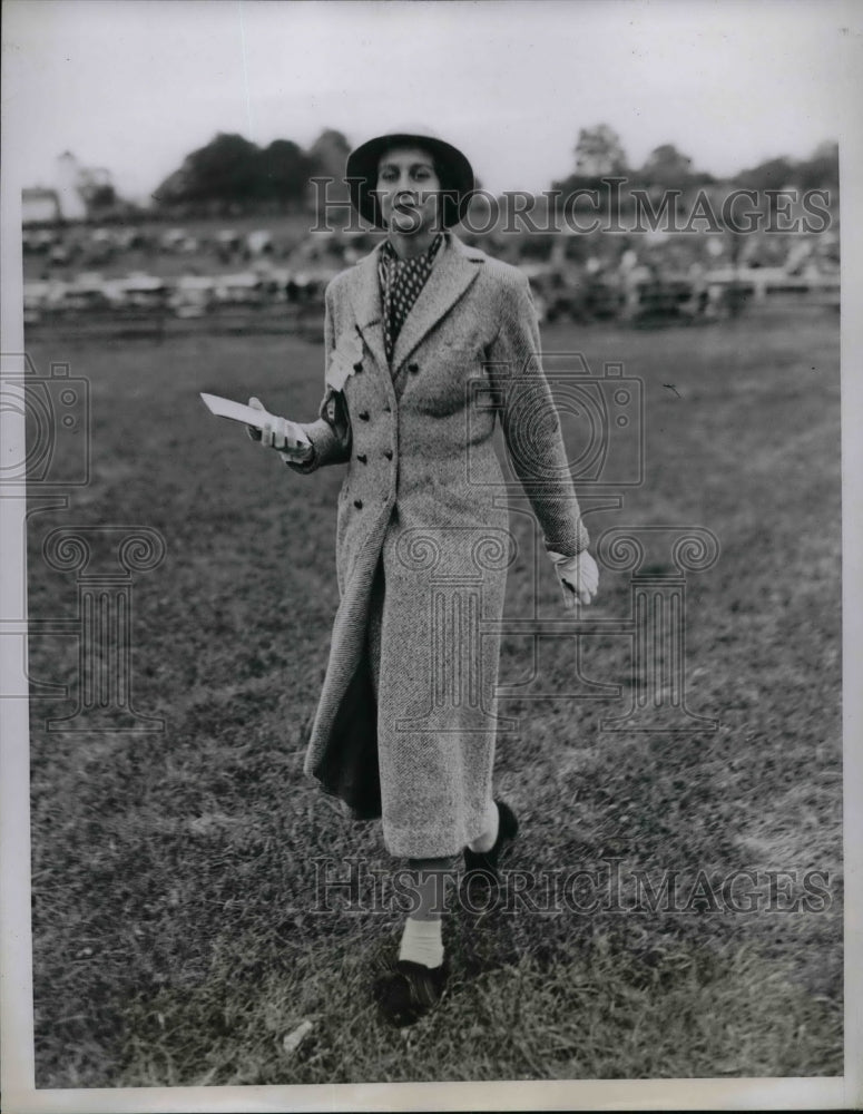 1934 Mrs. Francis L. Winston at Essex Fox Hounds Race Meeting - Historic Images