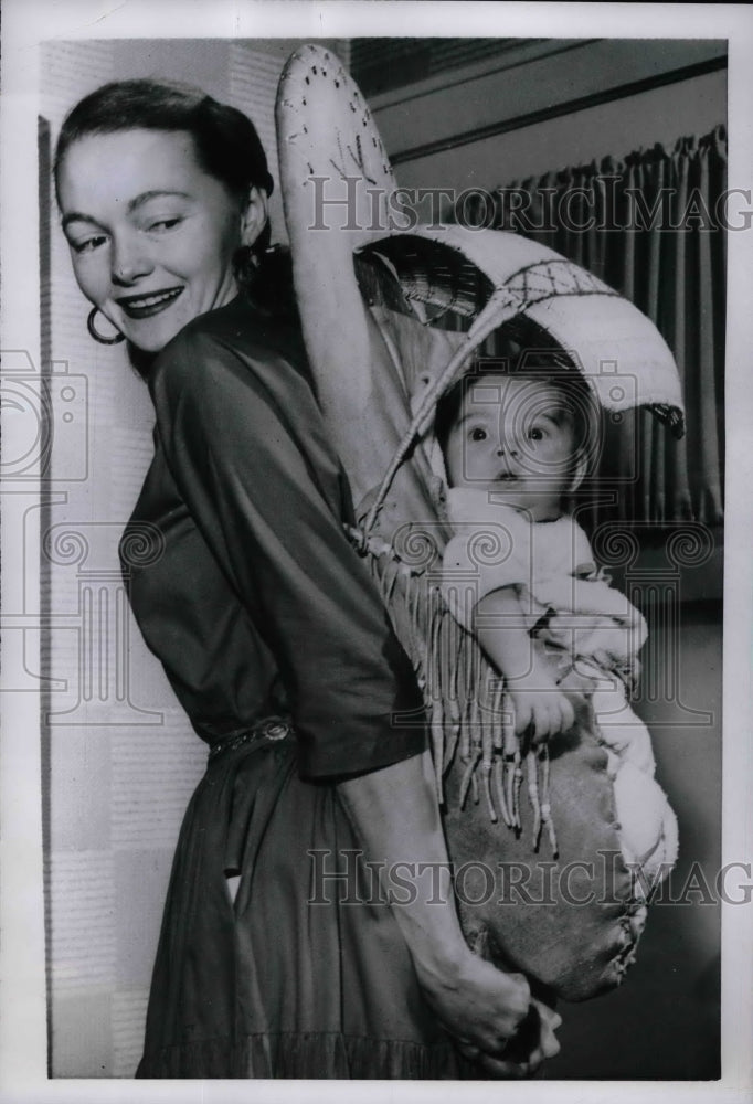 1954 Press Photo Mrs. Paul Wiggins, Trippi Wiggins in Sqaw Like Papoose Cradle - Historic Images