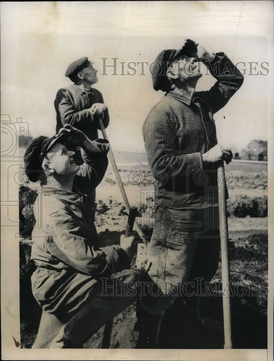 1945 Press Photo German Civilians workers watched air Amada passing. - nea65604 - Historic Images