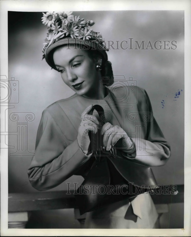 1947 Press Photo Calfskin pouch type bag has a unique "cutaway" design w/ double - Historic Images