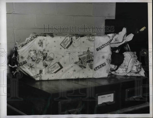 1946 NYC sawed off shotgun hidden in a Xmas package police station - Historic Images