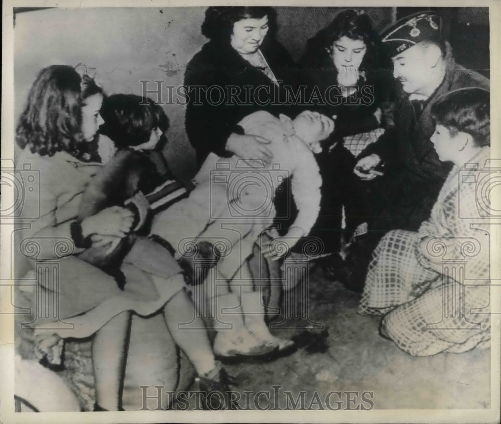 1938 Family of AH Alexander, refugees from floods in Calif. - Historic Images