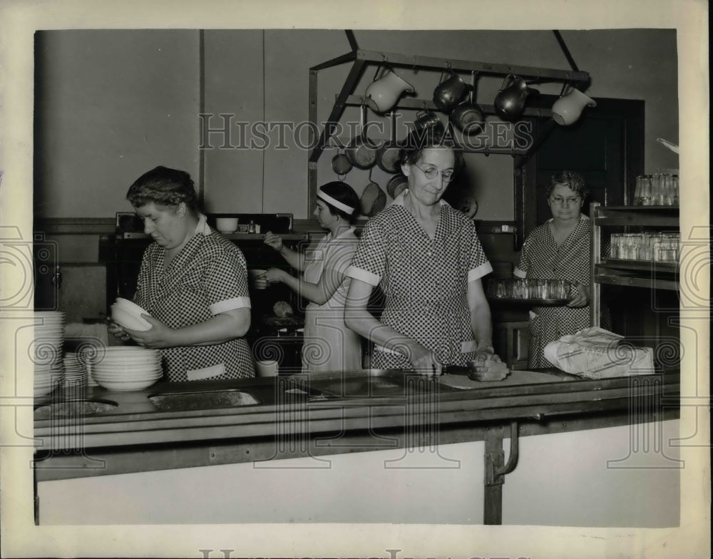 1939 Press Photo Dowagiak, Michigan, model communbity workers in kitchen - Historic Images