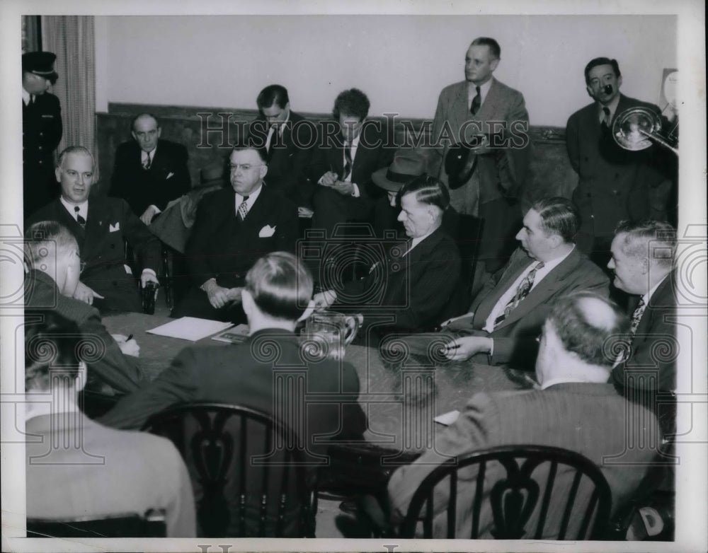 1947 Press Photo Ill Gov. Dwight Green &amp; a board meeting about coal mining - Historic Images