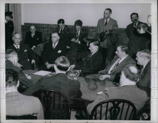 1947 Press Photo Ill Gov. Dwight Green & a board meeting about coal mining - Historic Images