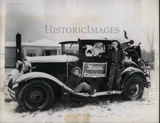 1959 Press Photo Todd & Billy Welch & dad WA Welch as Santa - nea65854 - Historic Images