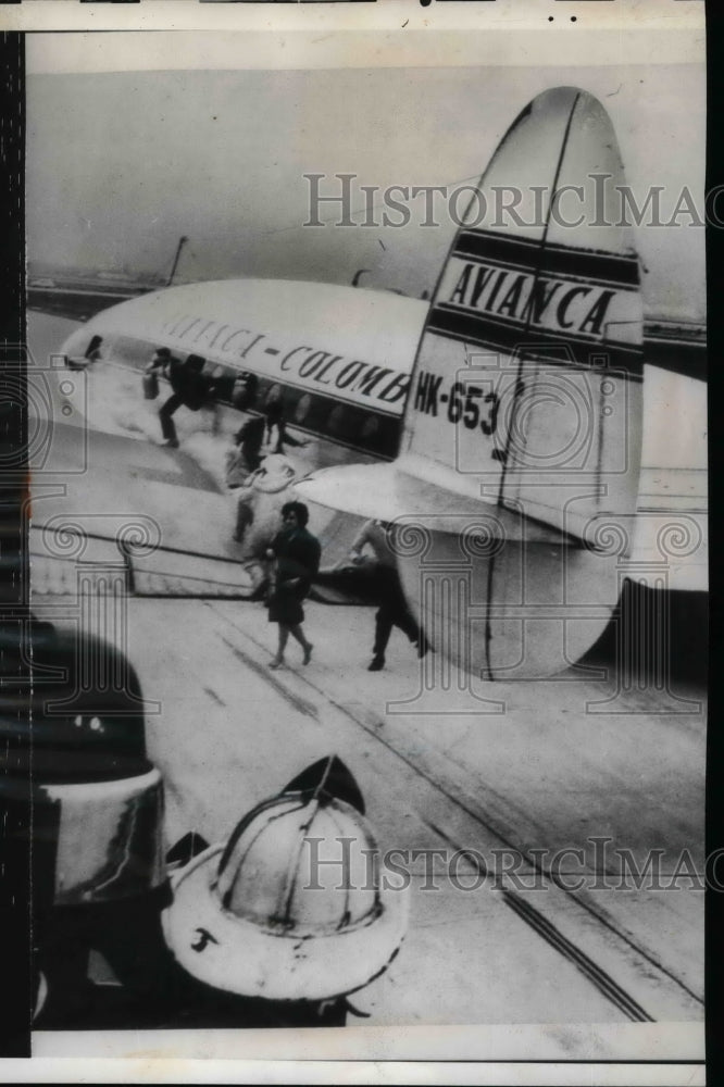 1962 Passengers Evacuate Plane After It Makes Emergency Landing - Historic Images