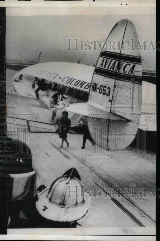 1962 Passengers Evacuate Plane After It Makes Emergency Landing - Historic Images
