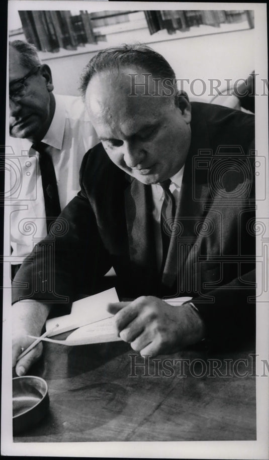 R. E. Karlover of Cleveland Police at weather watch meeting - Historic Images