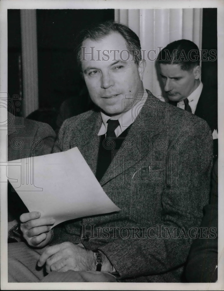 Press Photo A man reading a paper at a trial - nea66069-Historic Images