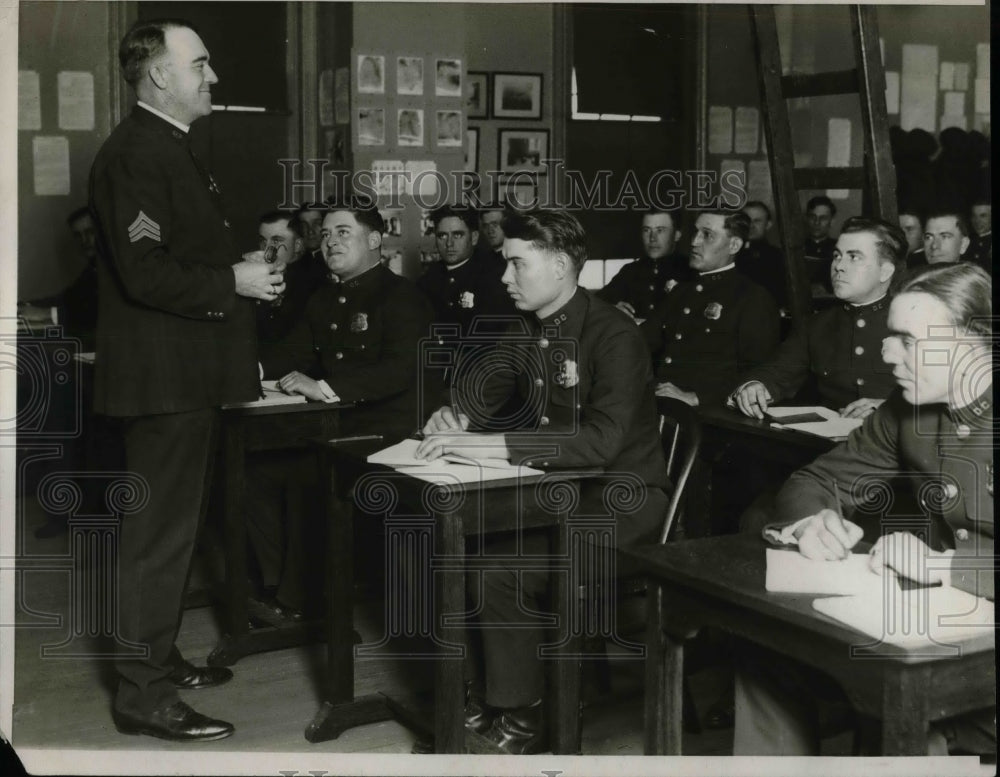 1926 Press Photo Sgt FS Burke & Washington rookie policemen - Historic Images