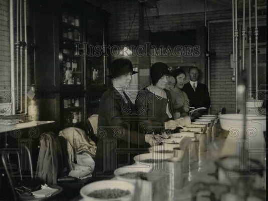 1931 Press Photo Wash. lab of FDA tests canned peas,Mrs HW Wiley,Mrs A Baggs - Historic Images