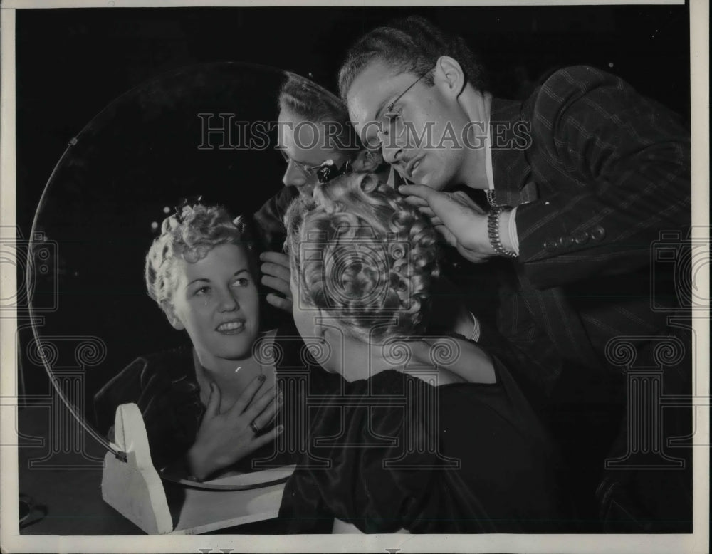 1939 Press Photo Harold Kane creating hairstyle on Thelma Lindgren - Historic Images