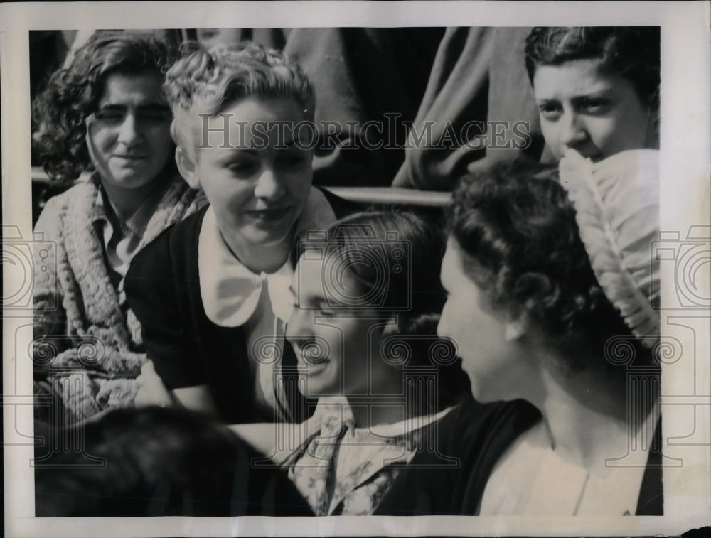 1939 Press Photo Helen Kawlek watching rodeo - Historic Images