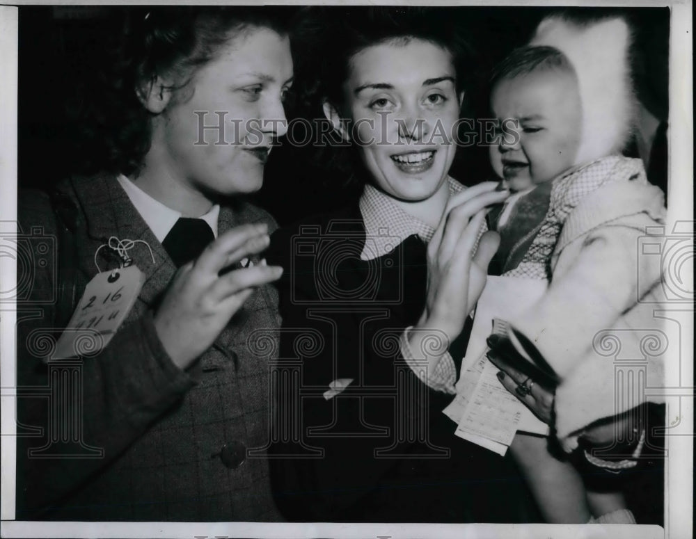 1946 Paul Gorton, Josiane Lecocq and Son Philip, Belgian War Wife - Historic Images