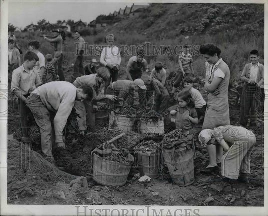 1942 Press Photo Lester Holmes and others cleaning site - nea66402 - Historic Images