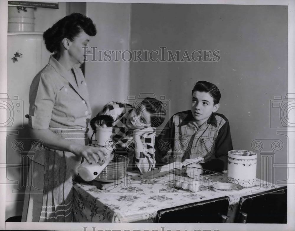 1952 Press Photo Mrs. Donald Hall Cooking, Gerry and Boyd Hall, Croton, New York-Historic Images