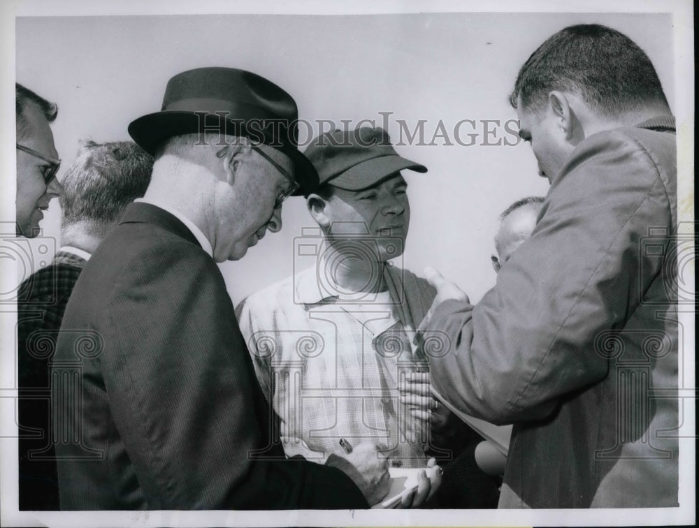 1961 Press Photo Robert Allen, Chief Investigator for CAB, Talks Plane Crash - Historic Images