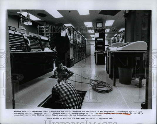 1967 Press Photo Western Electric installers John Aippersbach & Larry Chavarria - Historic Images