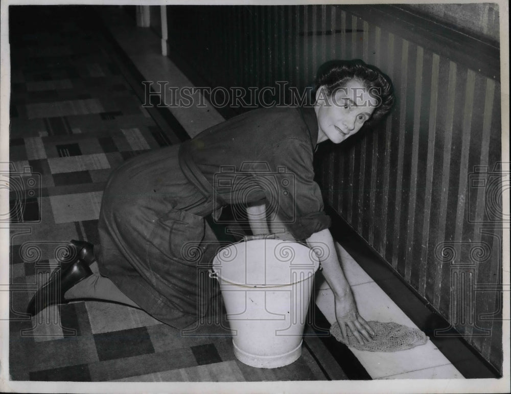 1947 Press Photo Mary Austin, 59, a xharwoman of Wimbledon, London - nea66445 - Historic Images