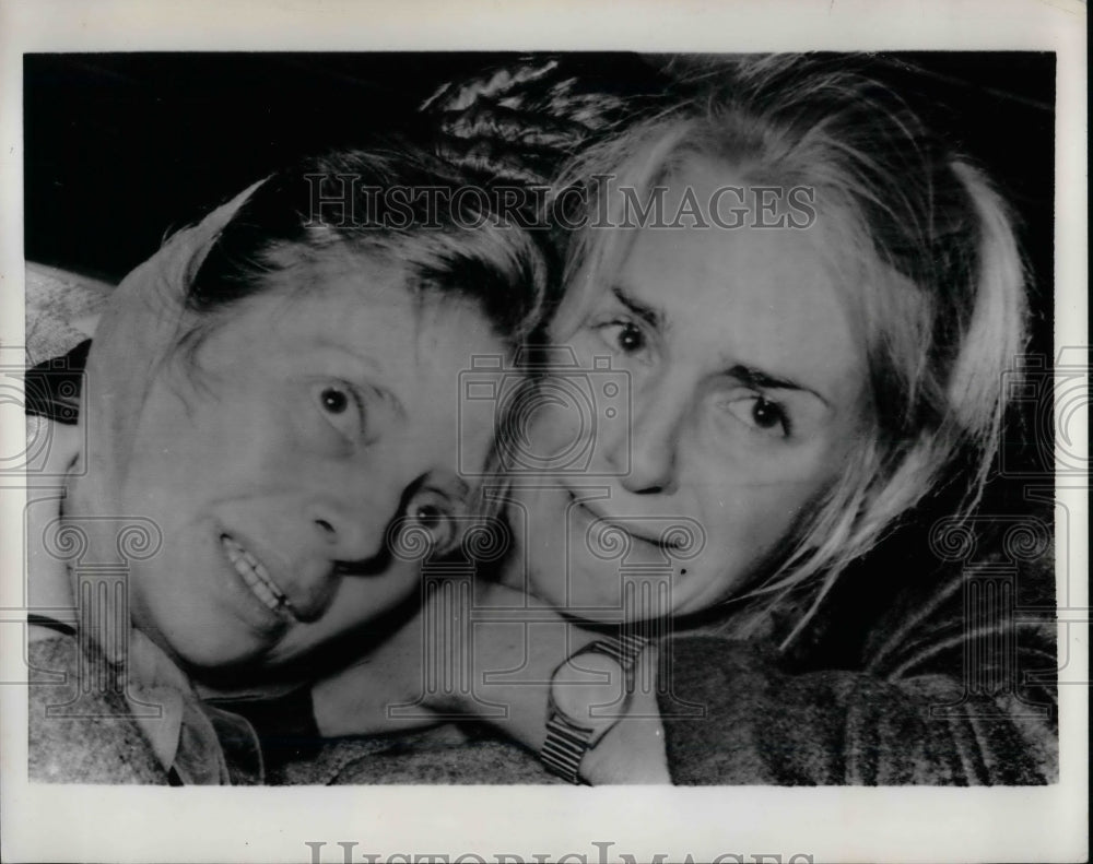 1964 Sobbing Belgian Woman Hugs Mother, A Stanleyville Refugee - Historic Images