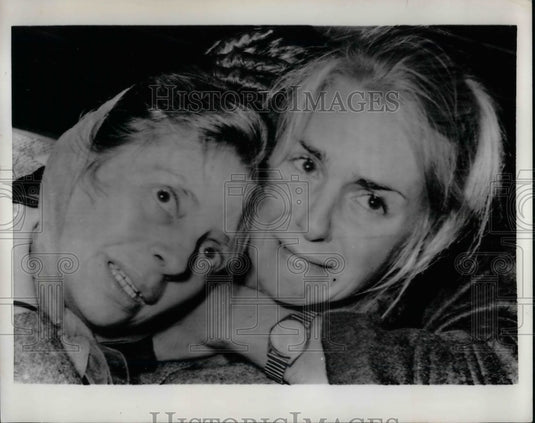 1964 Sobbing Belgian Woman Hugs Mother, A Stanleyville Refugee - Historic Images
