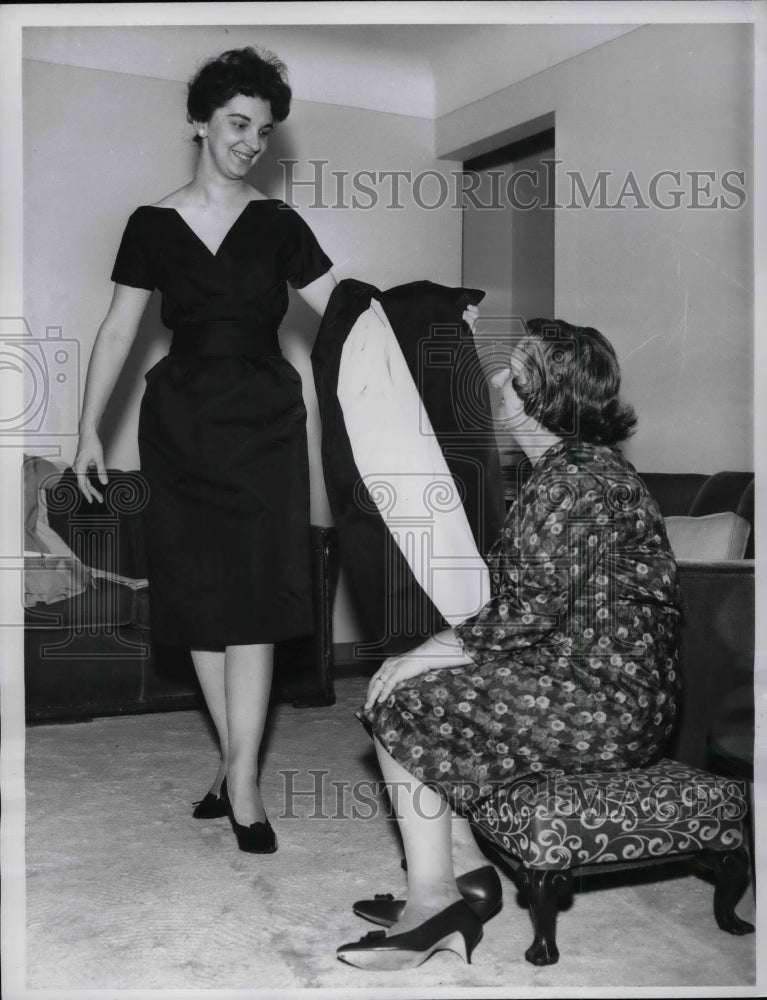 1960 Press Photo Elizabeth Pasut modeled a dress she made with his Mother. - Historic Images