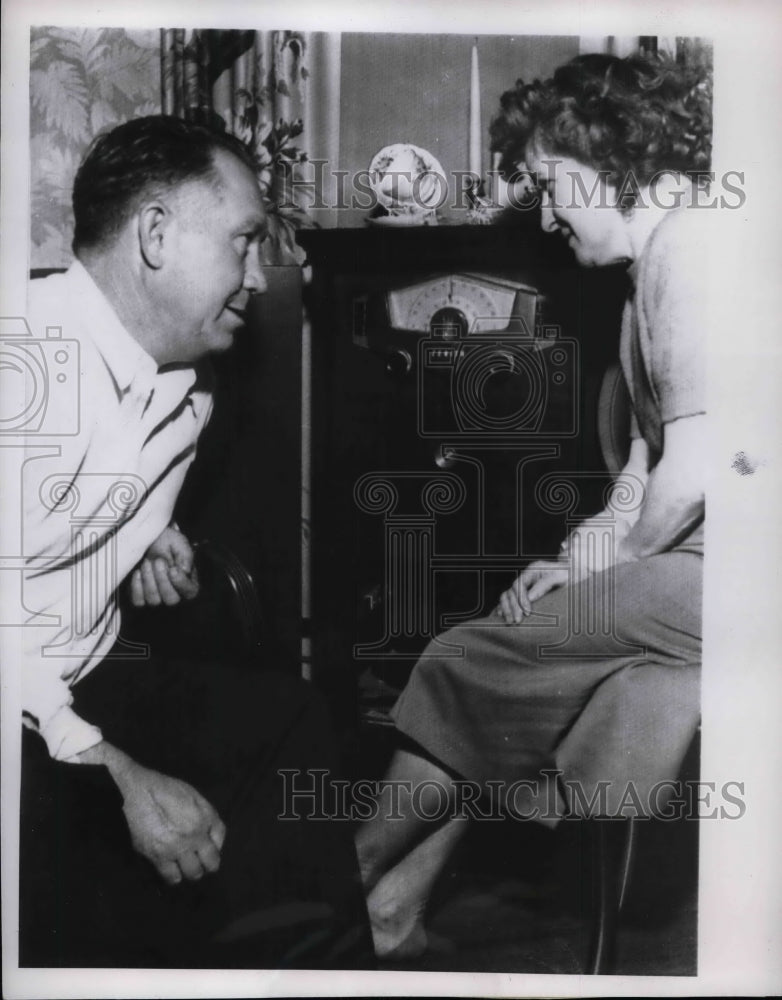 1952 Press Photo Mr. & Mrs. E.L. Hopkins Listening To Ship Disaster On Radio - Historic Images
