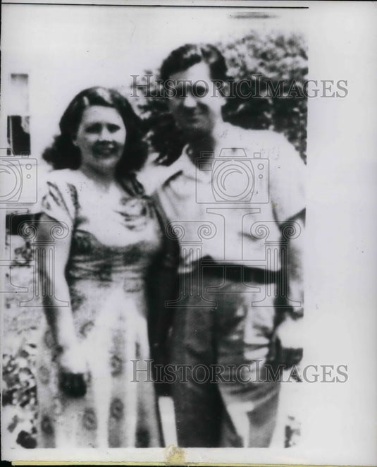 1952 Press Photo USS Hobson Shipmate H.D.Hopkins With His Wife - nea66485 - Historic Images
