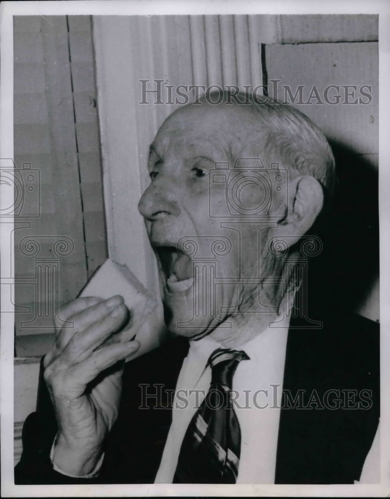 1952 Press Photo Thomas Morgan take a bit of his 101st Birthday Cake. - Historic Images