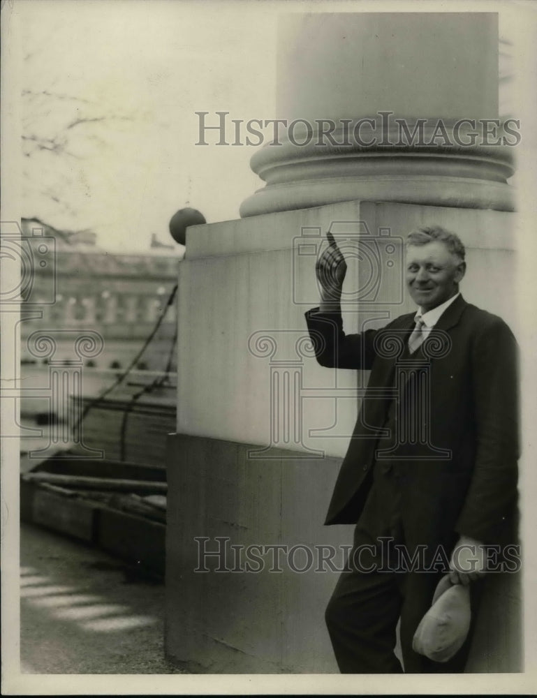 1927 Press Photo Sam Knutson, charge of the workmen repairing the rook of the - Historic Images