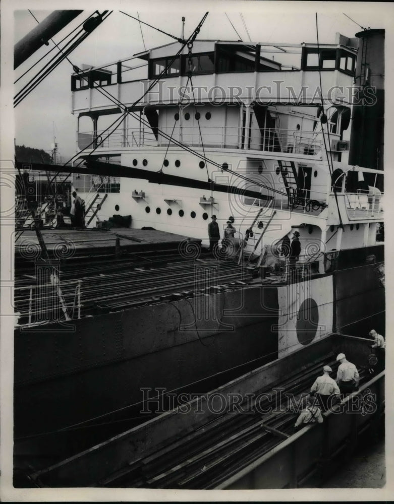 1940 Bogeuax Marv Gets deck loaded  - Historic Images