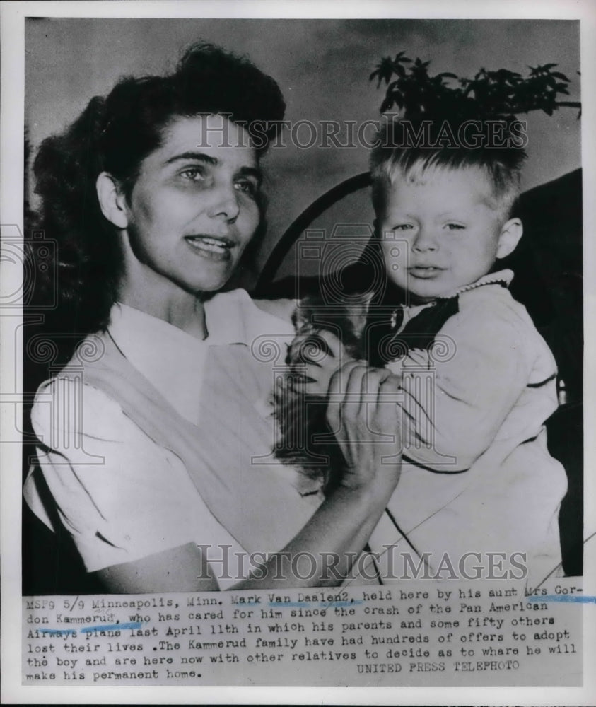 1952 Mrs Gordon Kammerud & nephew Mark Van Daalen  - Historic Images