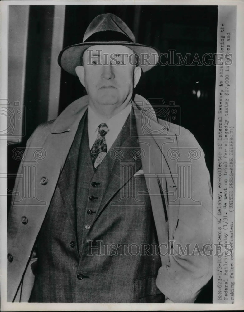 1952 Ex IRS collector Denis DeLaney on trial for taking bribes - Historic Images