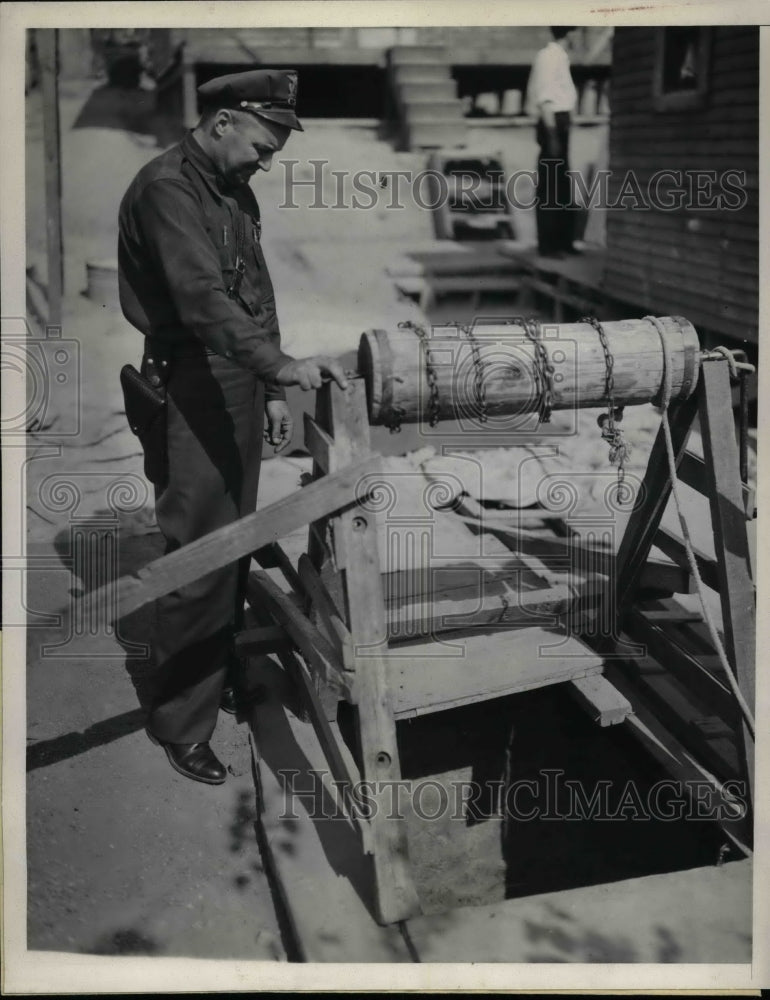 1937 Two Workmen lost lives in Cesspool Cave - Historic Images