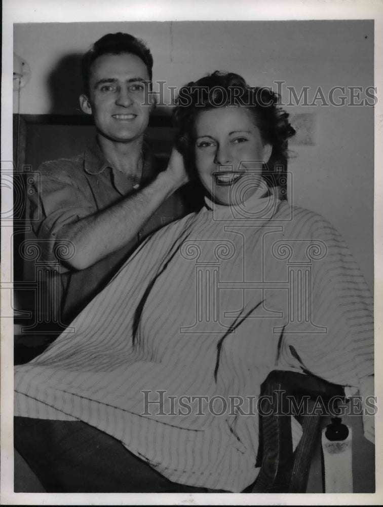1944 Press Photo Sgt Joseph Krug & Gerry Knox for a hair cut - nea66647-Historic Images
