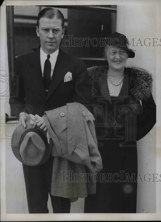 1935 Jack Whiting and Beth Sully sailing from New York.  - Historic Images