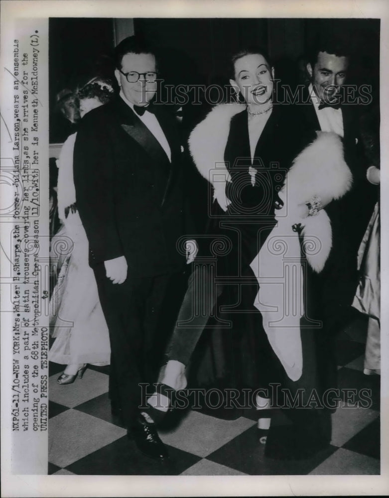 1952 Mrs W Sharpe at 68th Met opera opening  - Historic Images