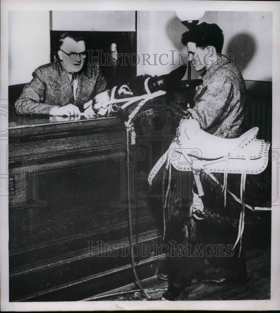 1953 Press Photo JT Friescia &amp; burro in Peoria, Ill court of CF Schofield - Historic Images